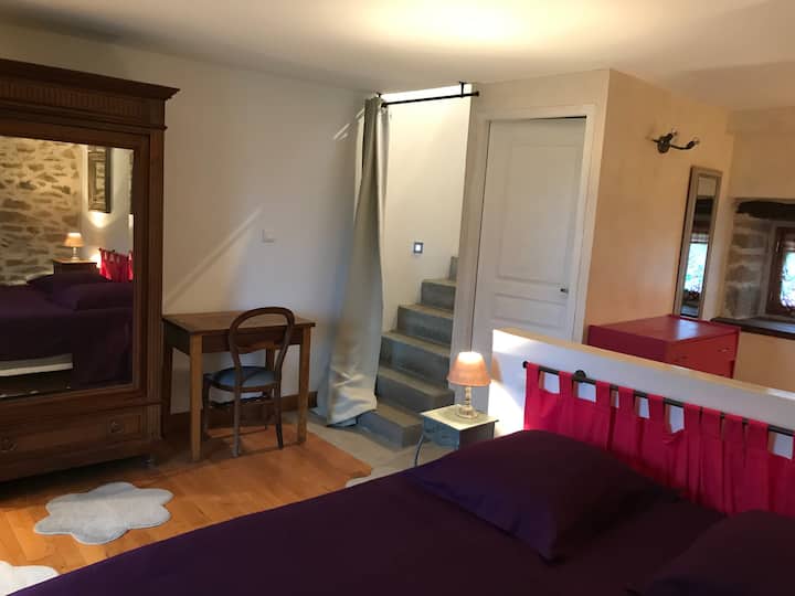 Capucine sovrum på bottenvåningen 
Trappor till vardagsrum 
Badrum bakom sängen