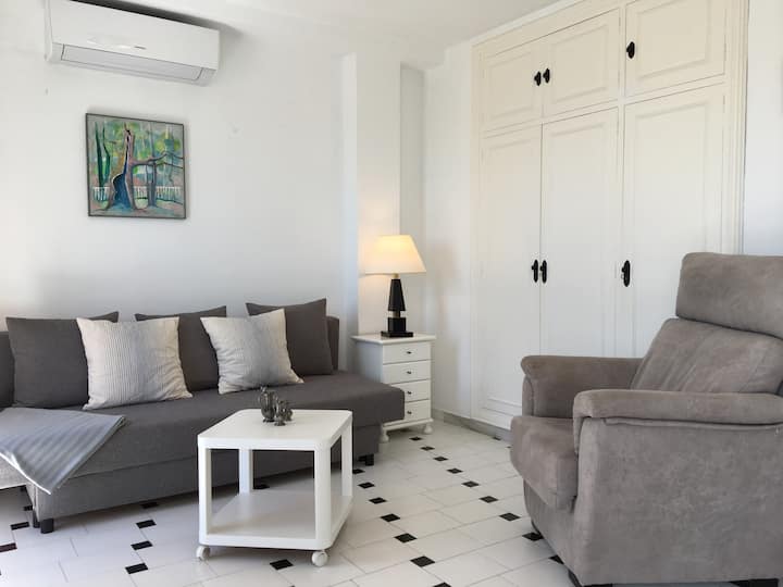 Obývacia izba s rozkladacou pohovkou (135 cm)