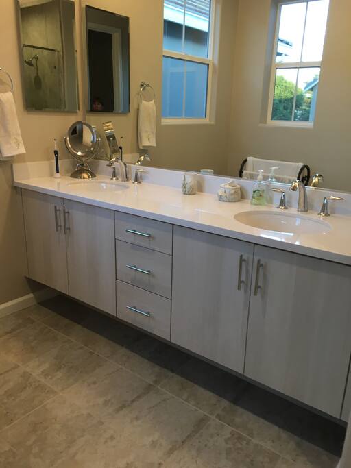 Double Guest Bathroom, with Side Mirrors, Soap/Shampoo and Towels provided :)