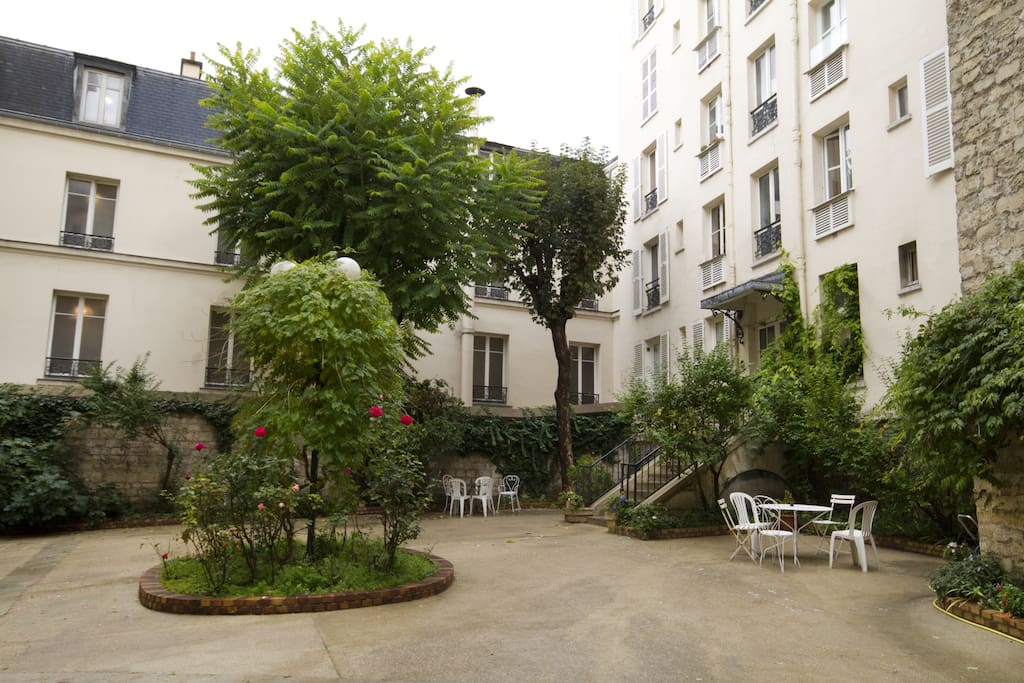 une belle cour arborée