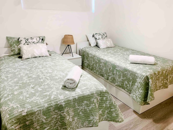 Segundo dormitorio dos camas individuales tamaño king.