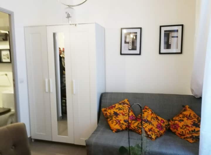 منطقة استراحة بسرير أريكة وخزانة ملابس