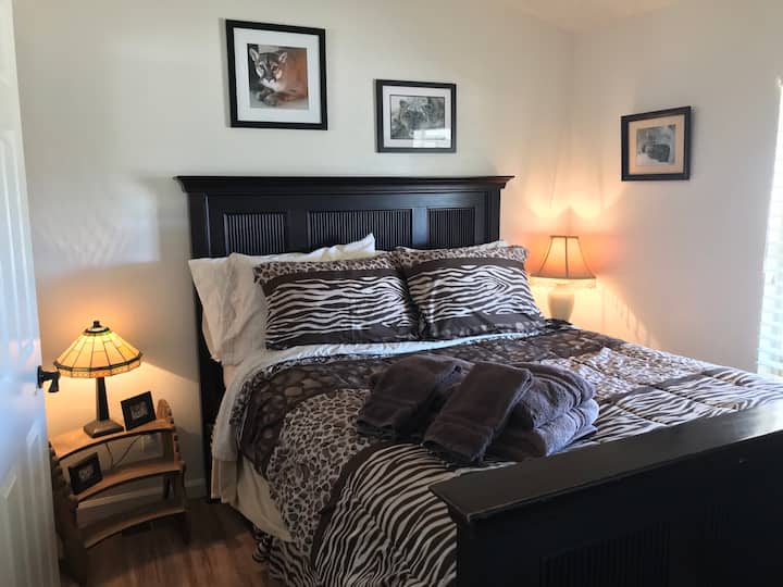 تحتوي غرفة النوم "Exotic Feline Compound" على سرير ثابت بحجم كبير والكثير من الوسائد لراحتك.