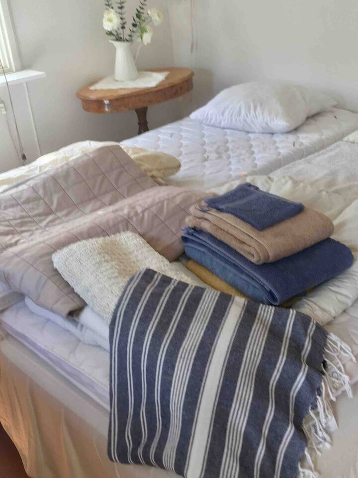 Posteľná bielizeň a uteráky v modrej a bielej farbe - len pre váš vlastný výber farieb 