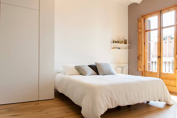 Este dormitorio se puede configurar con una cama tamaño king o dos camas individuales. Tiene un pequeño balcón.