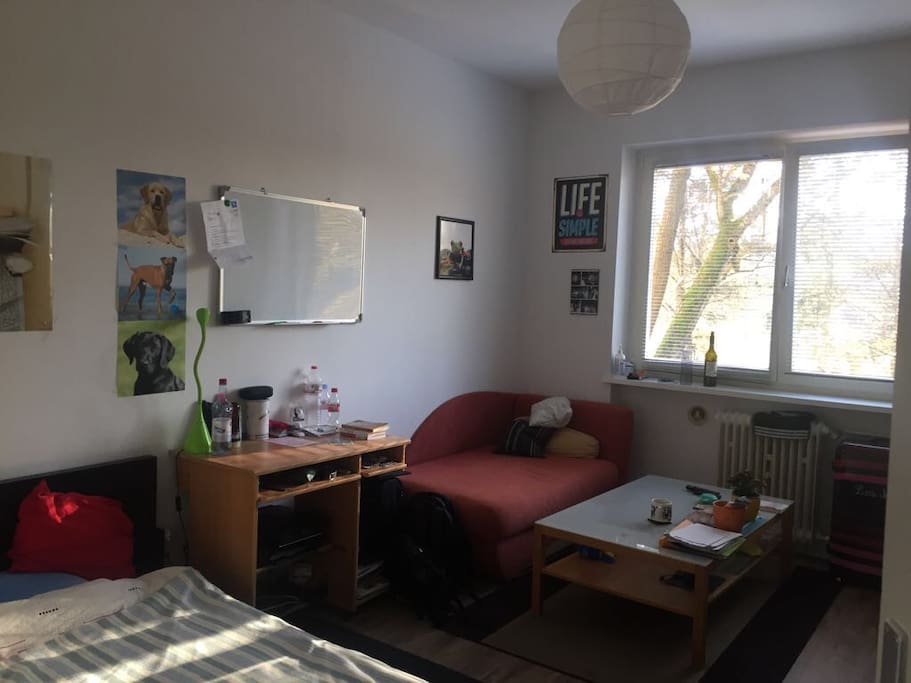 Dazu einen Schreibtisch, um zu arbeiten und einen kleinen Tisch.
