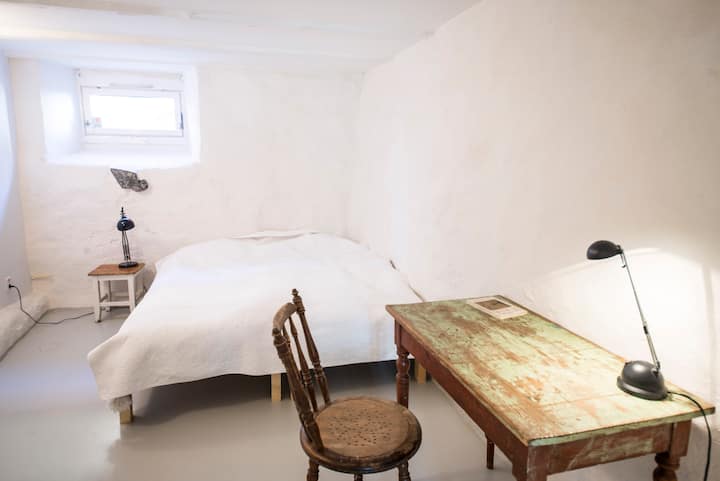 Le lit est remplacé par un lit 140 x 200. Une madrass supplémentaire est disponible si nécessaire. 