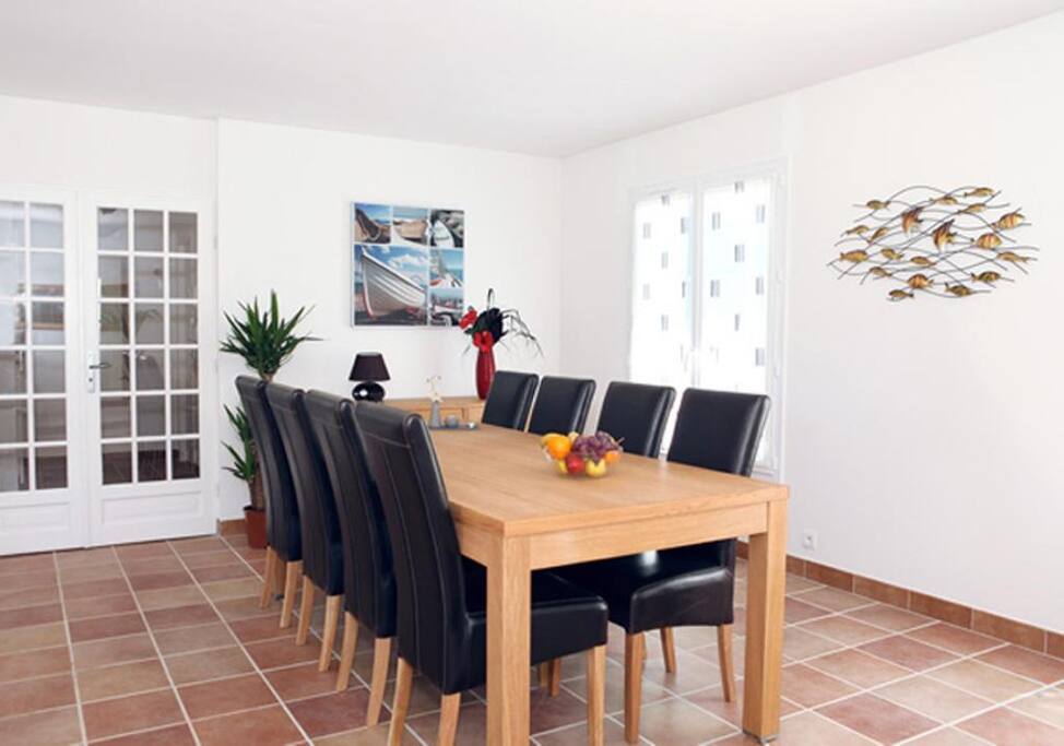 salle a manger avec 8 chaises