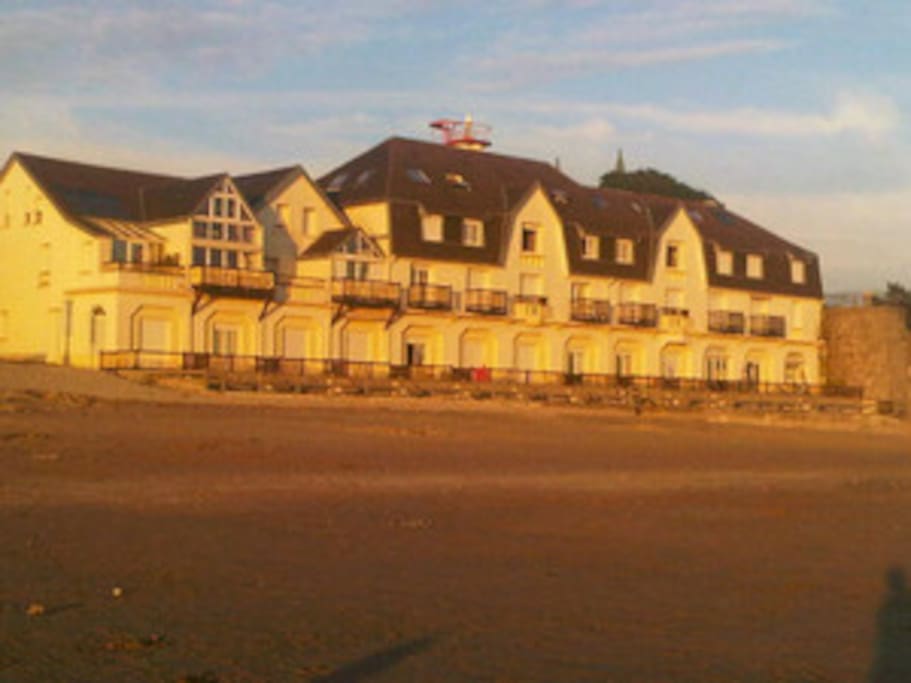 La résidence la caravelle sur la plage où se trouve le studio