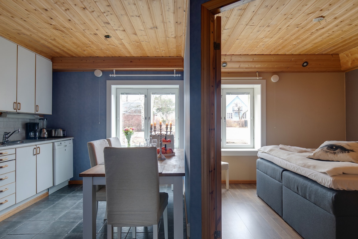 Útulná spálňa s veľmi pohodlnou manželskou posteľou King, 180 cm  širokou a dostatkom úložného priestoru. Útulná spálňa s veľmi pohodlnou manželskou posteľou King 180 cm so šírkou 180 cm s množstvom úložných priestorov v skriniach.