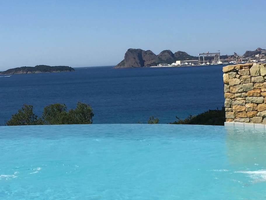 Le bleu de la mer en prolongement du bleu de la piscine