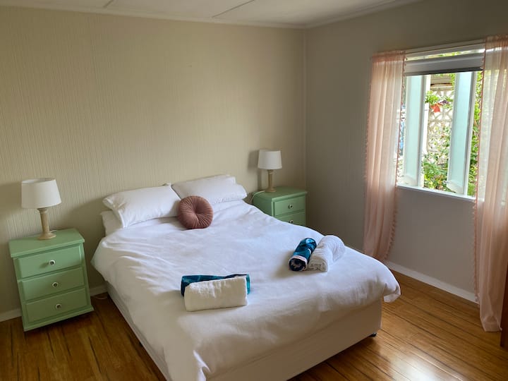 Საძინებელი საწოლით და კონდიციონერით