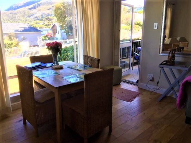 Sea views & 10 min walk from Camps Bay beach gallery image 3