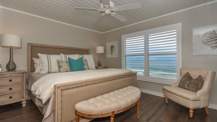 غرفة النوم الرئيسية/إطلالة على المحيط