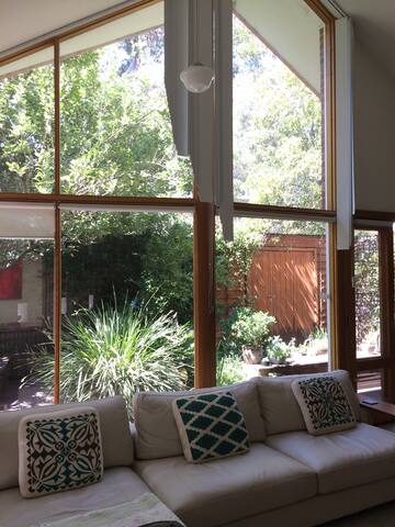 Beautiful Fitzroy Getaway gallery image 2