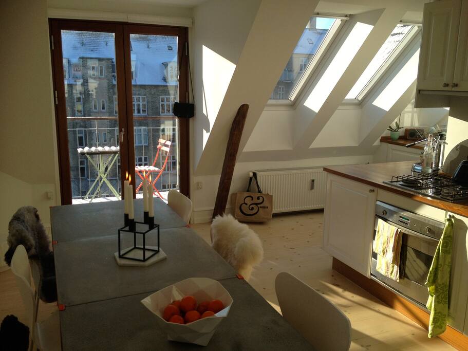 Diningtable and kitchen