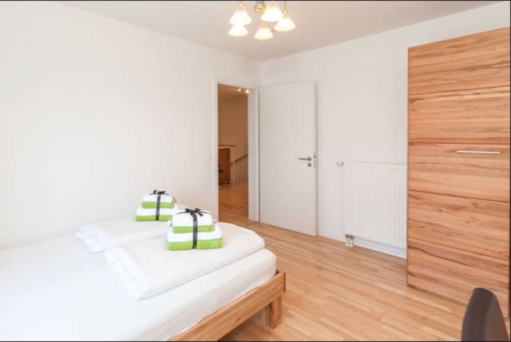 Massive Holz Möbel. Und komfortabel Gel-Matratze
Solid wooden furniture. And comfortable gel mattress