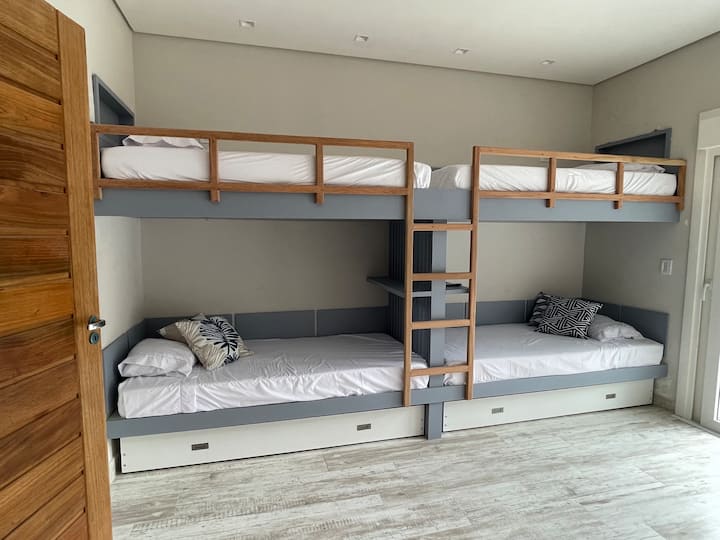 جناح مع 6 أسرّة مفردة