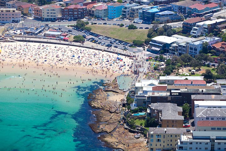 Large flat – steps from Bondi Beach