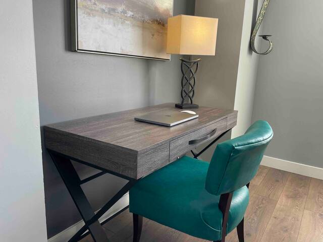 hot tub-Pet friendly- Attached garaged/driveway gallery image 3