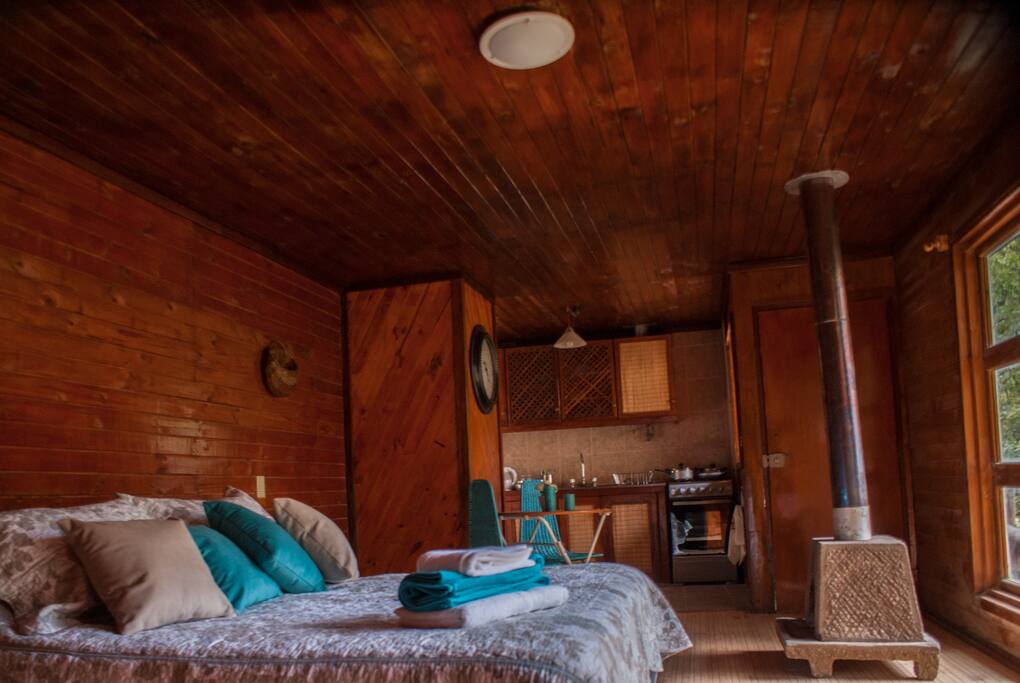 Interior, rica chimenea de cancagua fabricada de forma exclusiva en Chiloé.