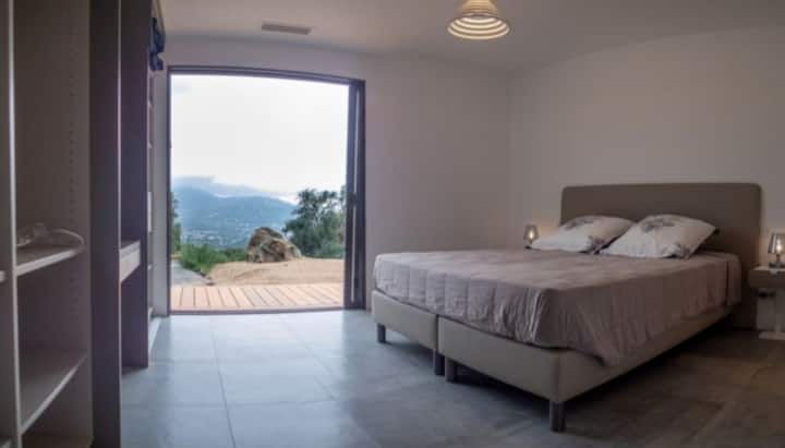 Спалня 3 , с легло 160x200, която може да се раздели на 2 легла 80х200, климатизирана, самостоятелна баня