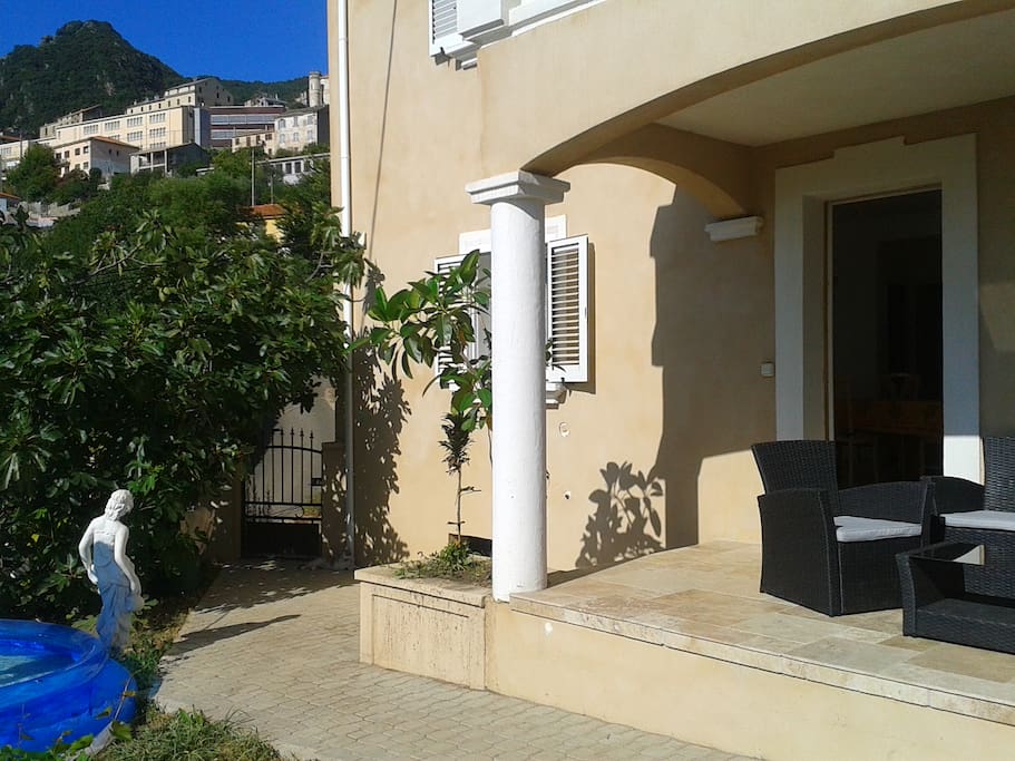 L'entrée du logement, vue sur le Village de Cervione