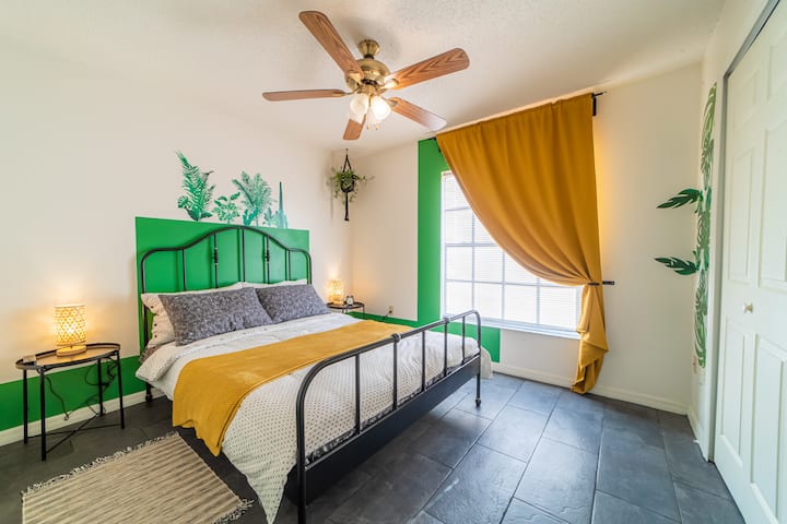 Стая за гости с двойно легло със среден/твърд размер, завеса за затъмняване на стаята, USB зарядна станция. Малък висящ бар със закачалки, осигурен заедно с висящи рафтове.