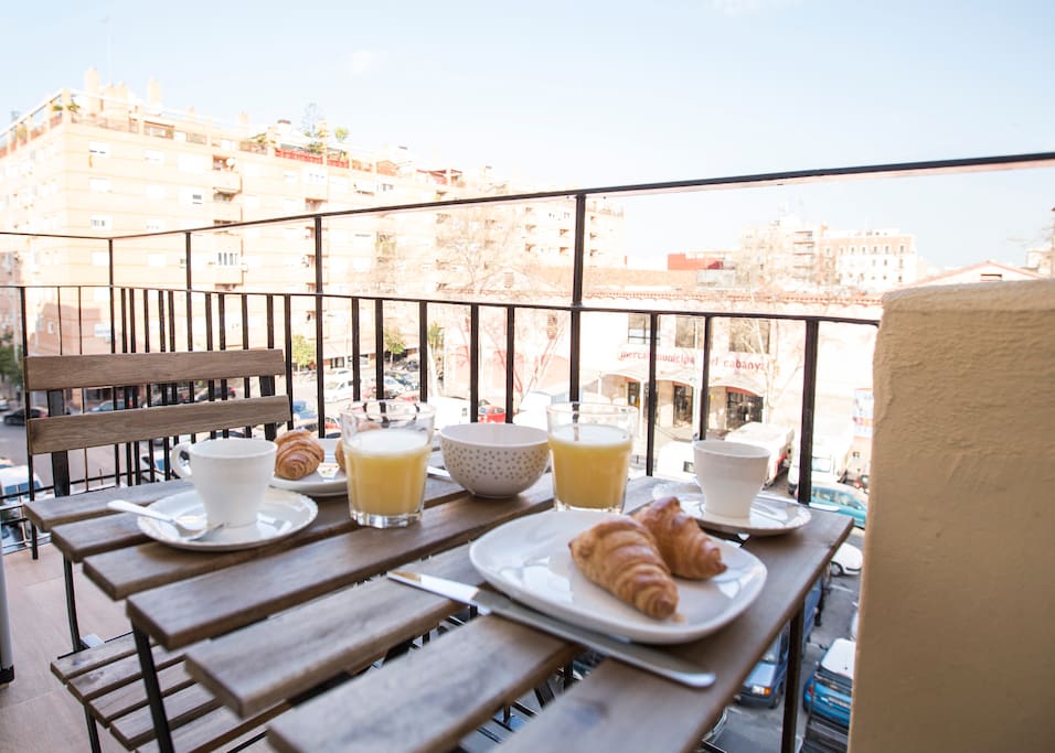 Overlooking the popular Mercado del Cabanyal (Cabañal Market).