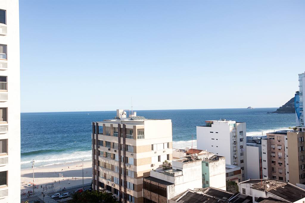 Ao fundo, Praia do Leblon - Rio de Janeiro.