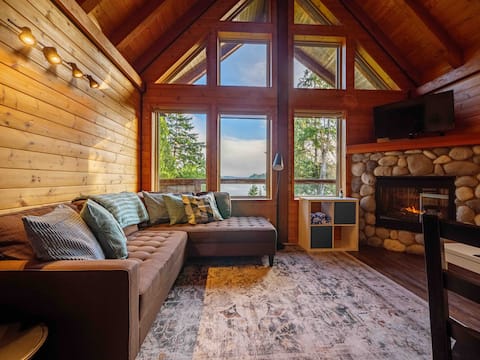 Top Airbnb: Osprey cabin Ocean front with hot tub, EV charger. in Alberni Clayoquot C