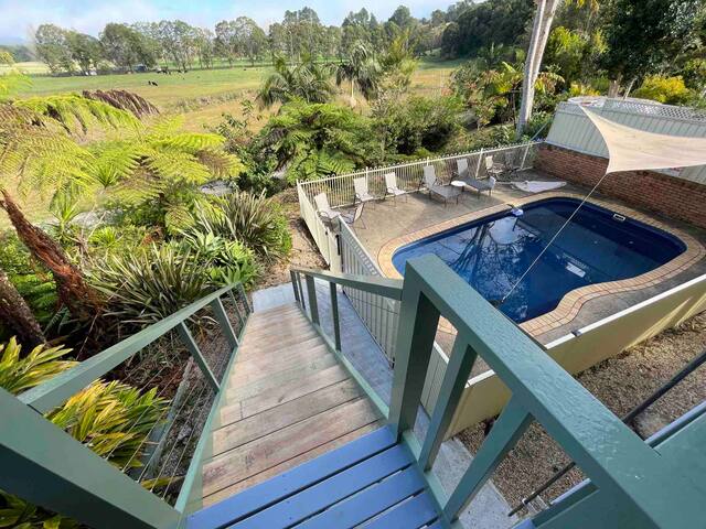 5 Bedroom house with a pool, deck and amazing view gallery image 5