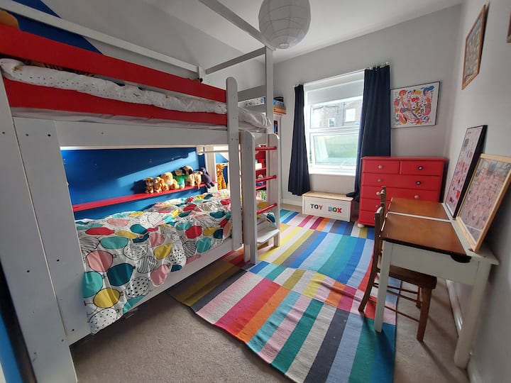 ห้องนอนเด็ก 1 พร้อมเตียงสองชั้นสำหรับผู้ใหญ่ขนาดใหญ่