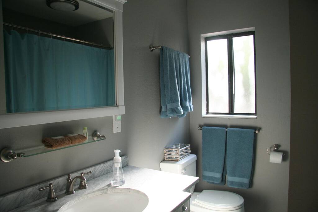 Blanket,Towel,Indoors,Room,Bedroom