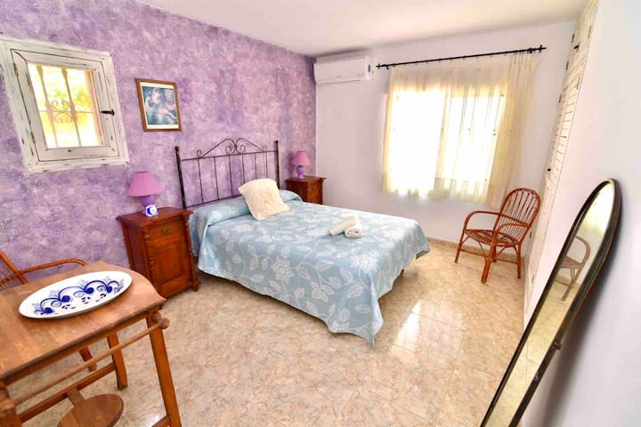 SPAVAĆA SOBA 1

Spavaća soba s velikom svjetlom, ugradbenim ormarom i bračnim krevetom.

Klima-uređaj/grijanje