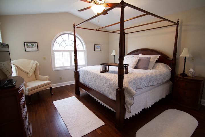 למעלה, מיטת קינג סייז ואמבטיה צמודה.