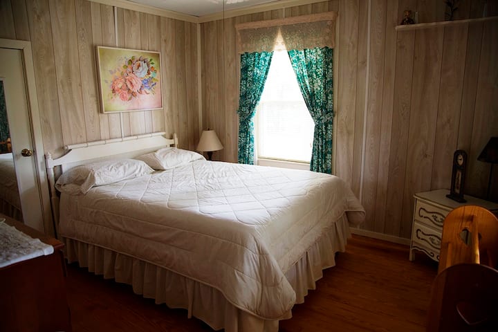 Მთავარი საძინებელი 152 × 203 სმ ზომის საწოლით