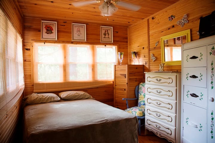 Საძინებელი #2 (135 × 191 სმ ზომის საწოლით)