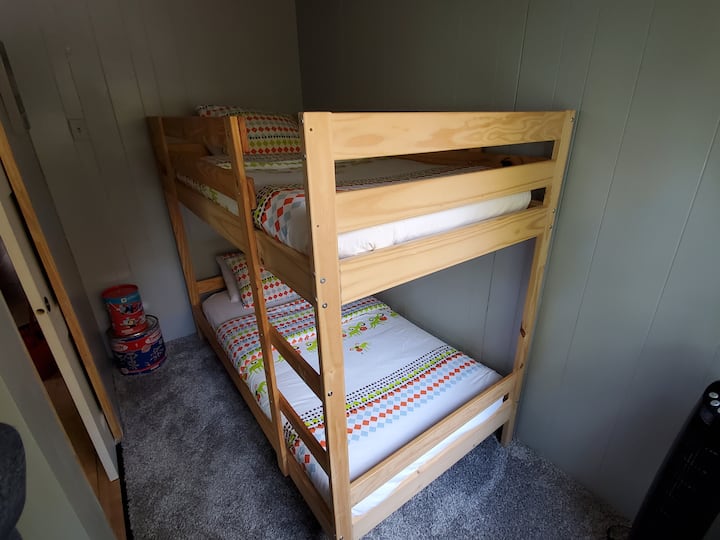 غرفة النوم 3 هي جنة للأطفال مع مجموعة من الأسرّة بطابقين من إيكيا وألعاب وتلفزيون ذكي مثبت على الحائط!