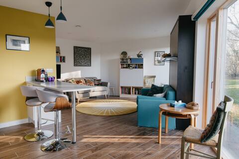 Bright Contemporary Apartment by Nature Reserve