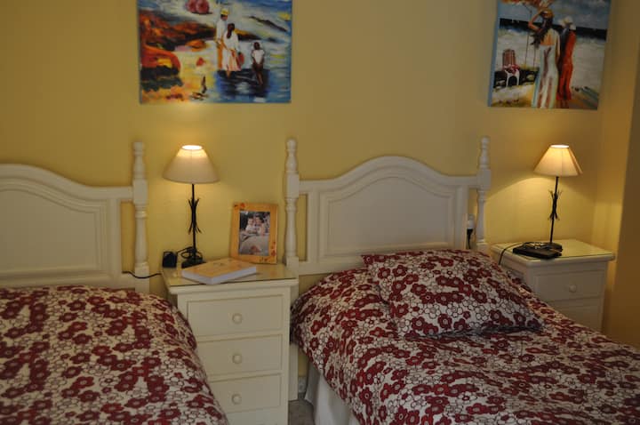 dormitorio con dos camas y armario empotrado