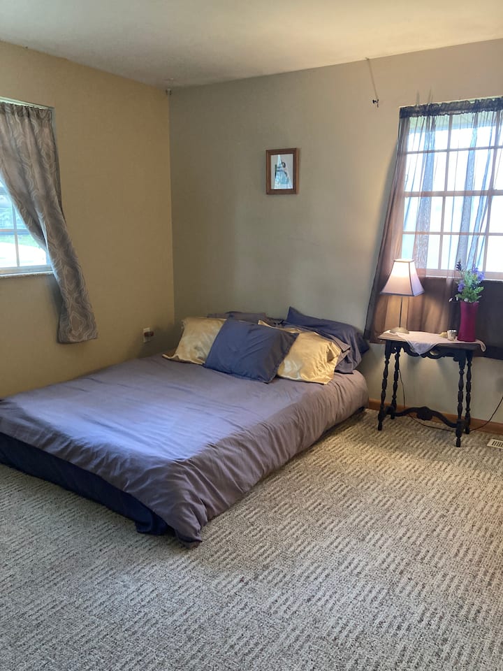 مرتبة جديدة في غرفة النوم الرئيسية ، في انتظار وصول إطار السرير ، الذي تم طلبه مرة أخرى ، نعتذر عن أي إزعاج.