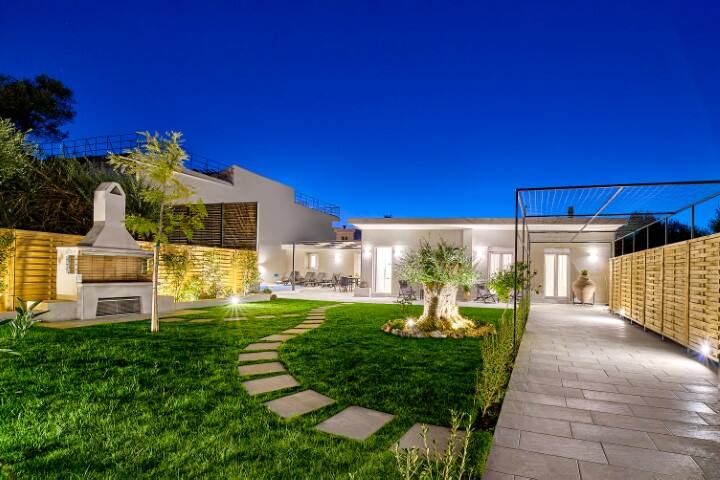 Lux villa in the ♥ of Chania★Prvt Pool★Walk to all gallery image 4