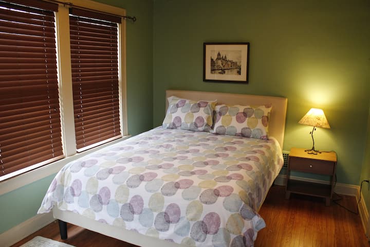 ห้องนอน #2 พร้อมเตียงควีนไซส์ 