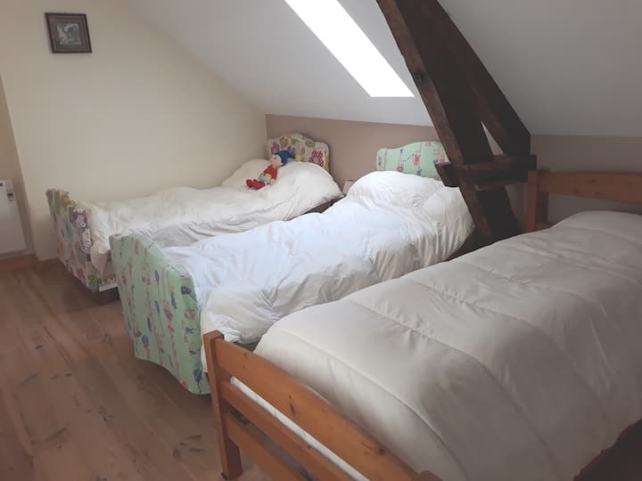Arriba, una habitación con 3 camas de 90 .