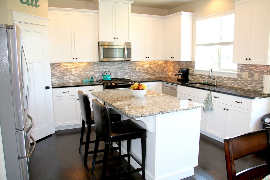 Fully gourmet kitchen with all appliances available for cooking