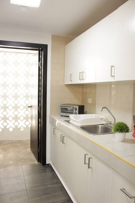 La cocina cuenta con todos los utensilios necesarios. Estufa, refrigerador, cafetera, horno-tostador...