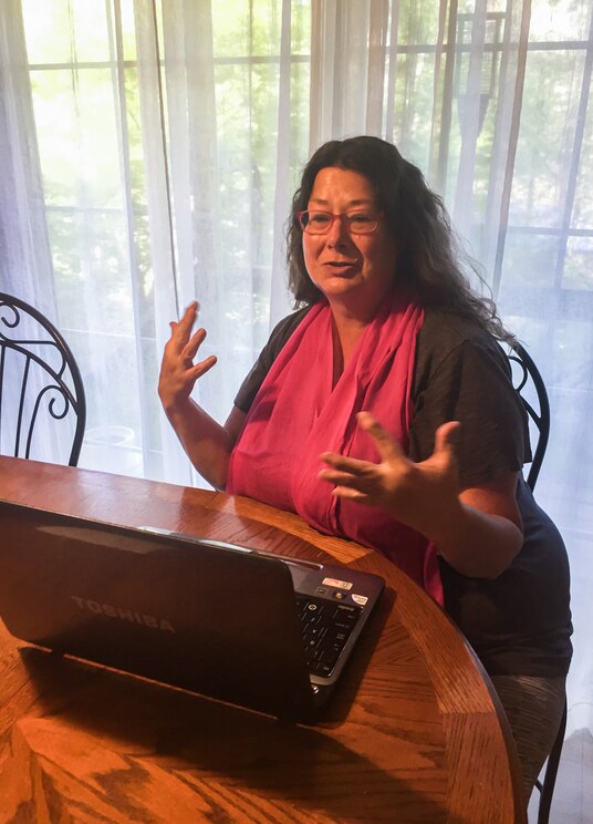 Show full-screen, host-provided image