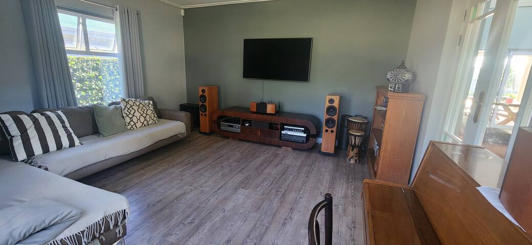 Comfortable home in the winelands gallery image 3