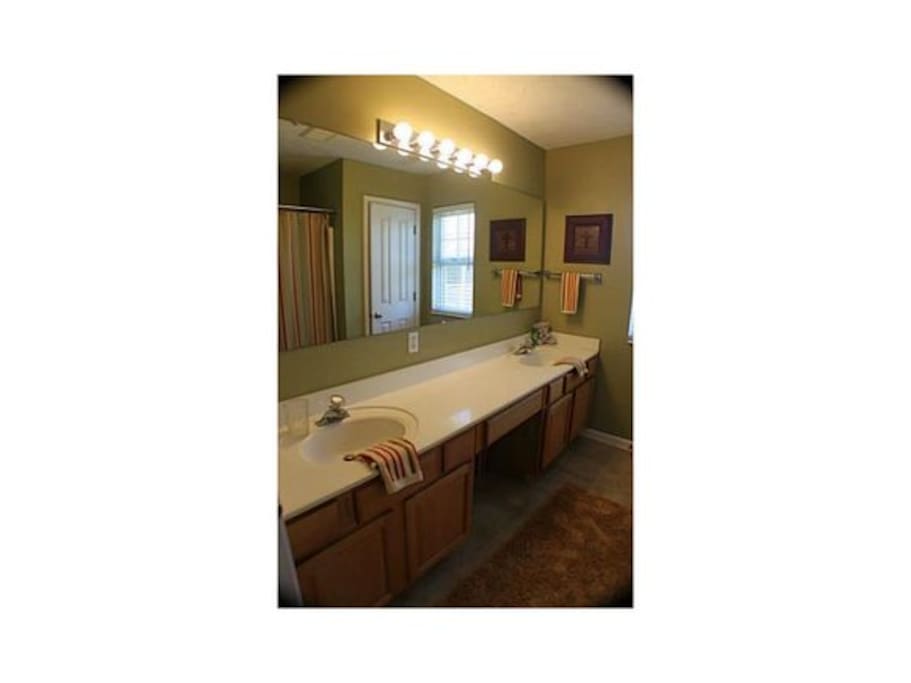 double sinks in master bathroom